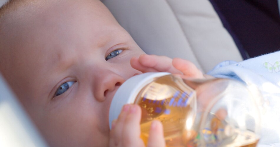 Ein Baby trinkt Fencheltee.